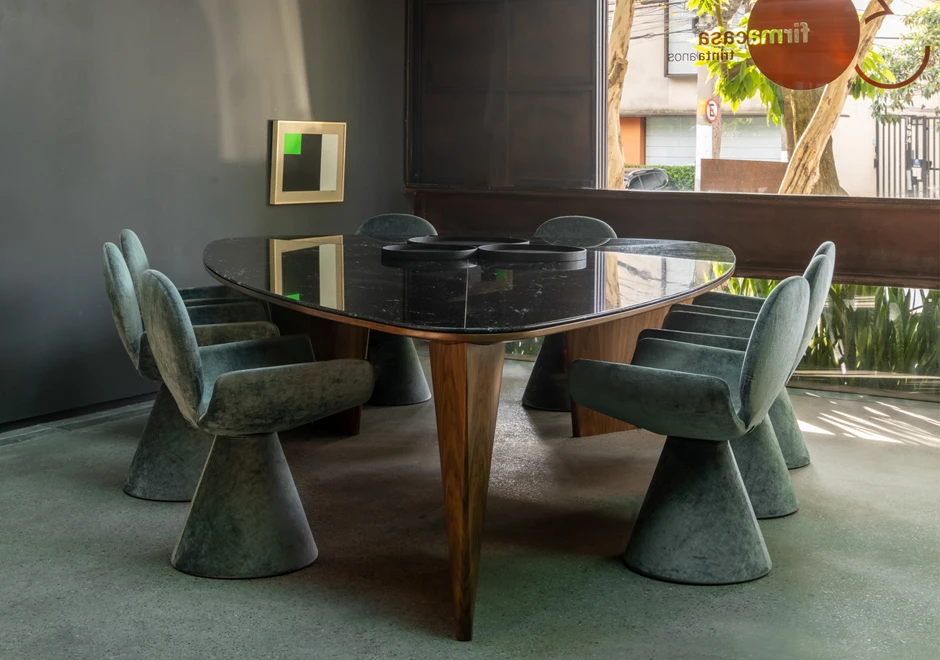 Vista frontal da mesa de jantrar Slice.