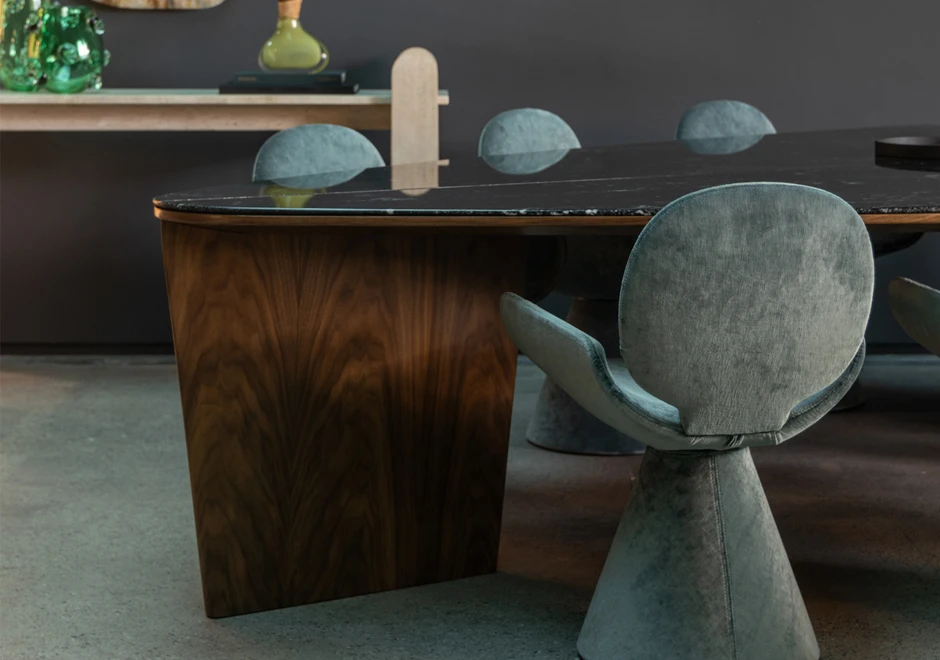 Detalhe da base em madeira da mesa de jantar Slice.