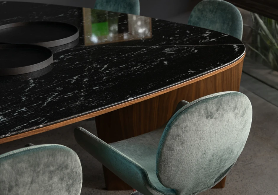 Detalhe do tampo de mármore da mesa de jantar Slice.