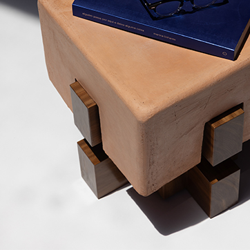 Banco Sertãozinho, detalhe do assento em cerâmica artesanal e base geométrica em madeira maciça Peroba do Campo.