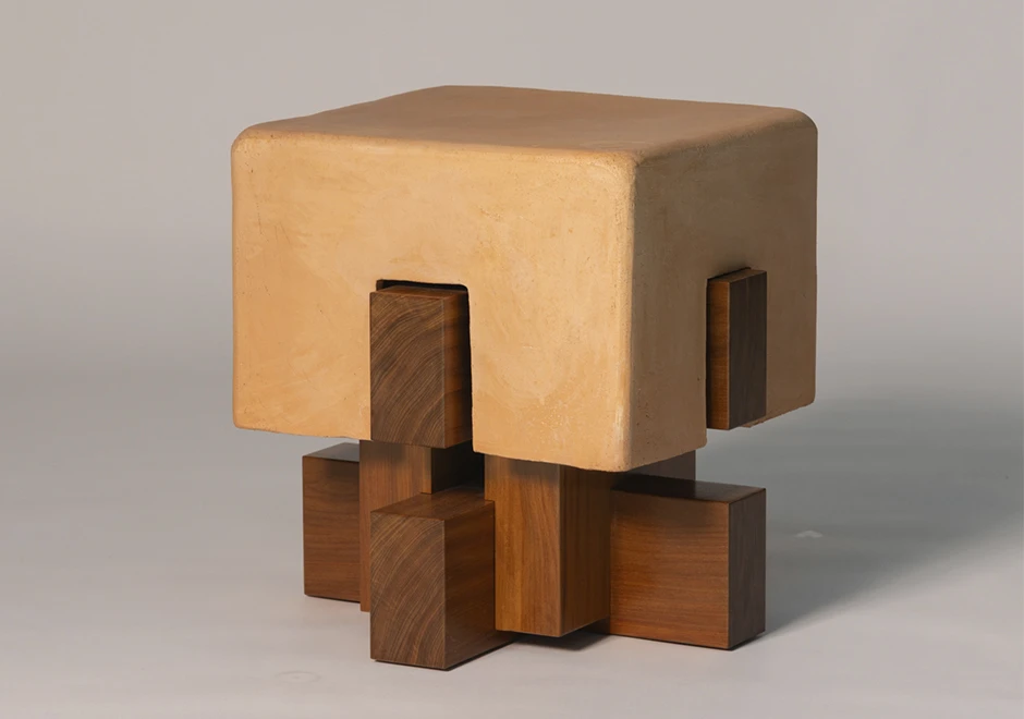 Banco Sertãozinho, design de Ramsés Marçal, com assento em cerâmica artesanal e base robusta em madeira maciça.
