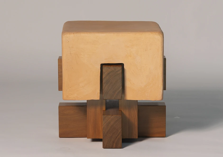 Banco Sertãozinho, design de Ramsés Marçal, com assento em cerâmica artesanal e base robusta em madeira maciça.