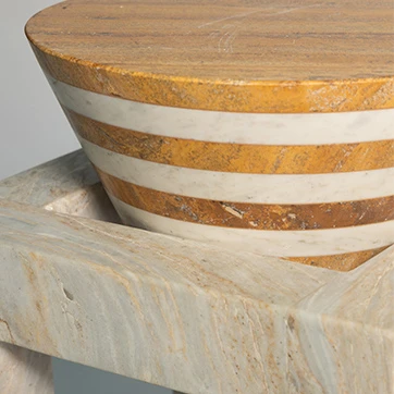 Detalhe da mesa lateral Farol, destacando a marchetaria em mármore com padrões geométricos sofisticados.