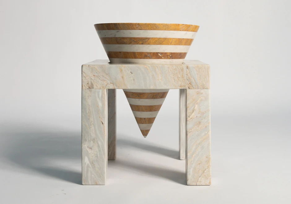 Mesa lateral Farol em mármore, com design geométrico e marchetaria sofisticada.