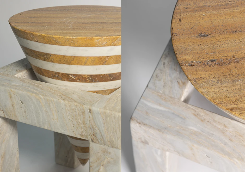 Detalhe da mesa lateral Farol, destacando a sofisticação do mármore e o contraste das formas geométricas.