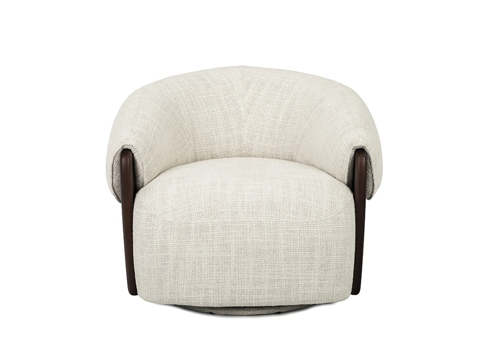 Poltrona Orca na versão com tecido claro e detalhes em madeira escura, destacando o design curvado e o conforto do assento giratório.