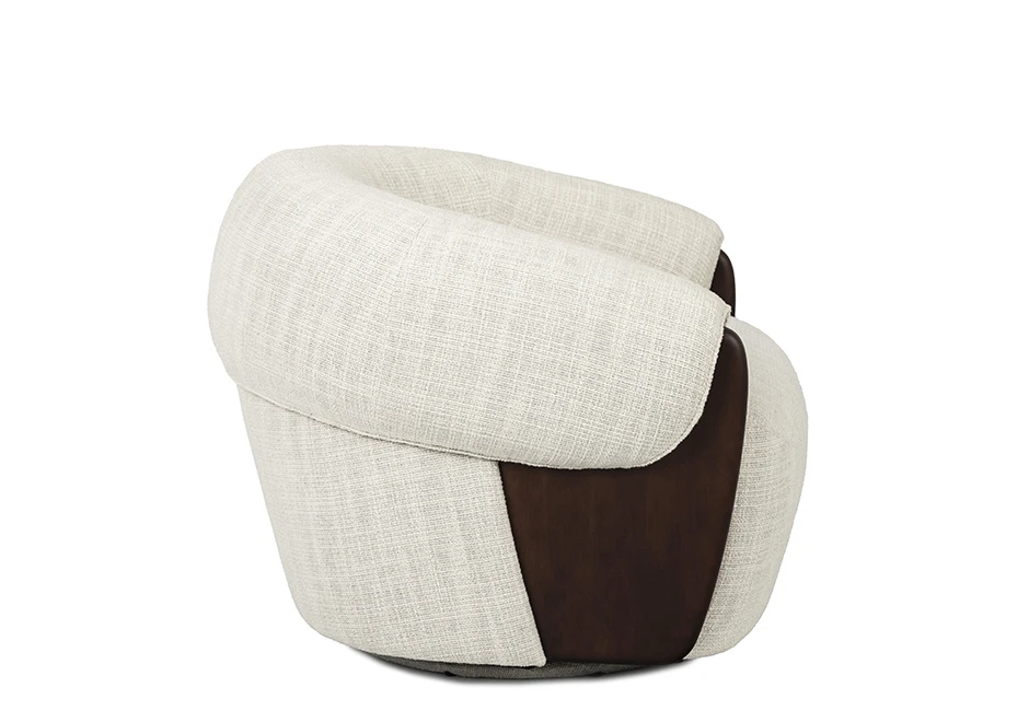 Poltrona Orca vista traseira, destacando o encosto curvado e os detalhes em madeira escura que contrastam com o tecido claro, agregando sofisticação ao design.