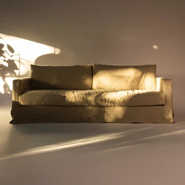 Sofá Julia da Firma Casa, design elegante com estrutura de madeira, estofamento confortável e capa removível, ideal para ambientes sofisticados.