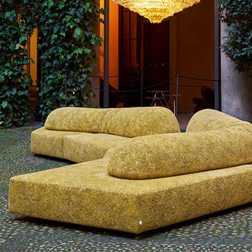 Sofá On the Rocks para área externa, com tecido amarelo coleção Every Stone