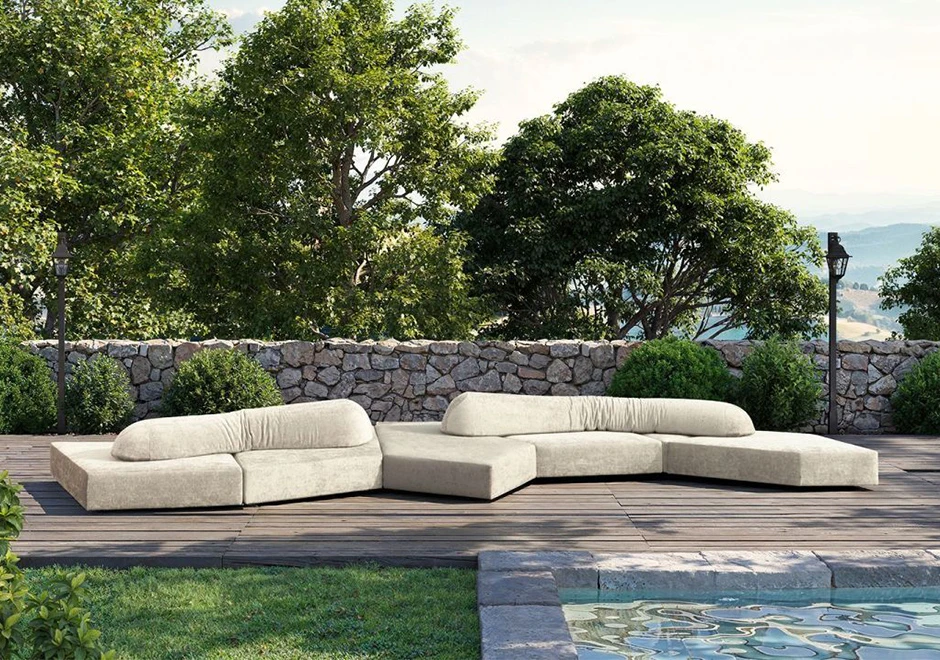 Sofá On the Rocks outdoor perto da piscina.