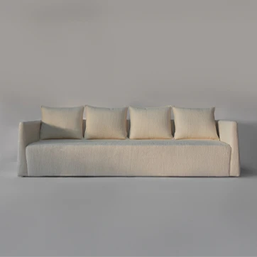 Sofá Pedro em tecido claro, design minimalista com encosto de almofadas soltas e estrutura elegante.