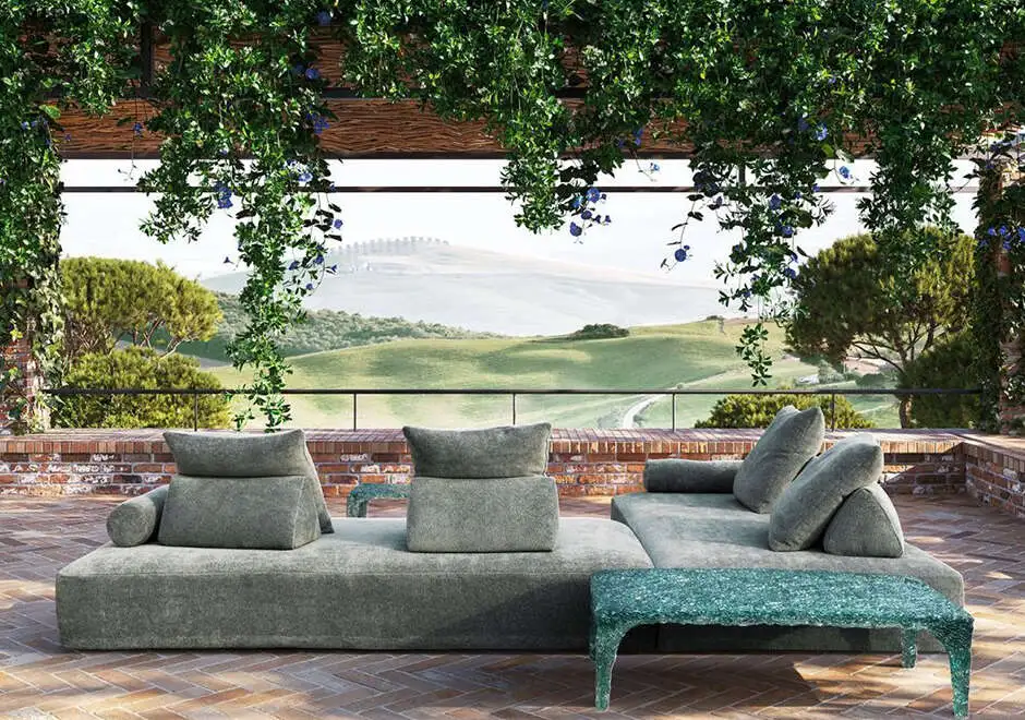 Sofá Sherazade Outdoor na varanda com vista para o campo.