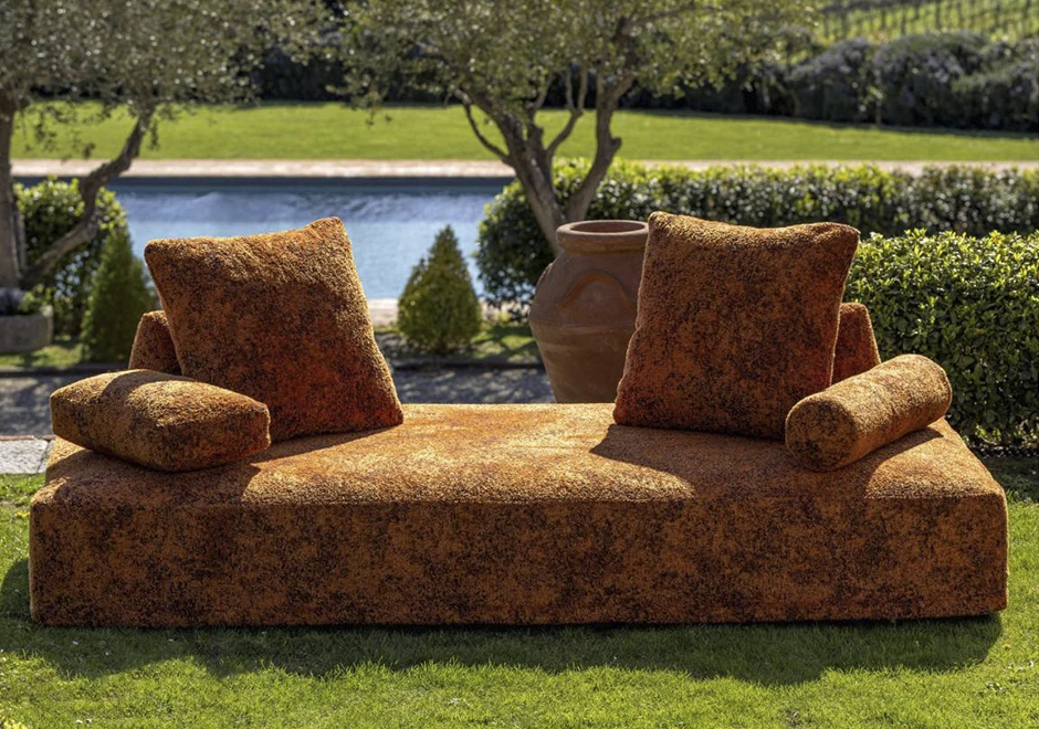 Sofá Sherazade Outdoor com tecido coleção Every Stone.