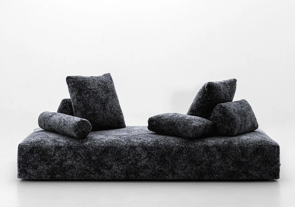 Sofá Sherazade Outdoor com tecido coleção Every Stone na cor azul.