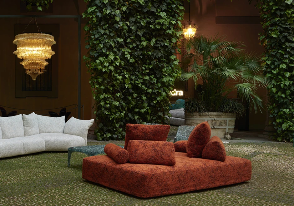 Sofá Sherazade Outdoor com tecido coleção Every Stone.