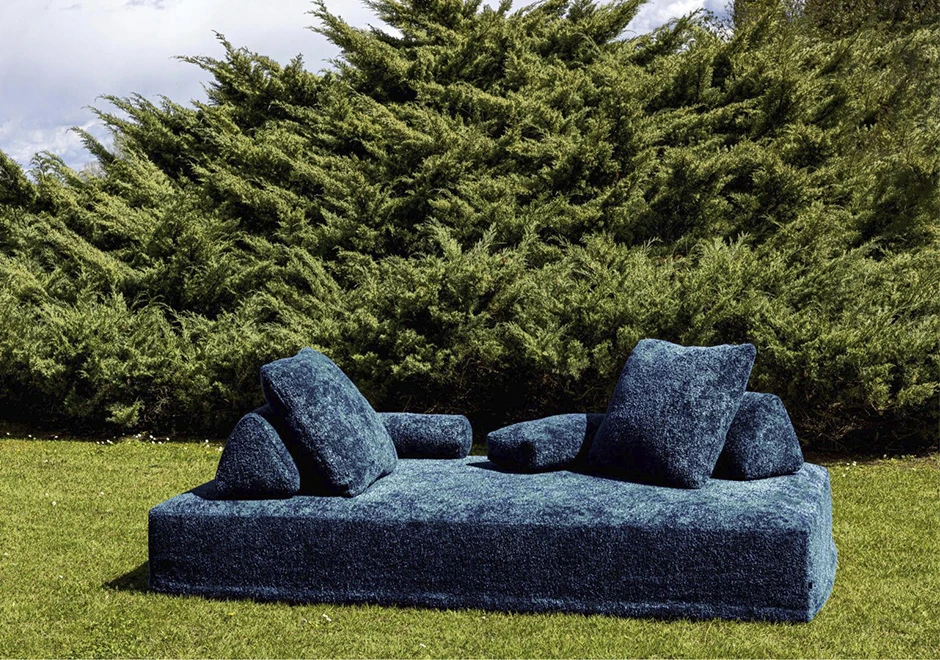 Sofá Sherazade Outdoor com tecido coleção Every Stone na cor azul.