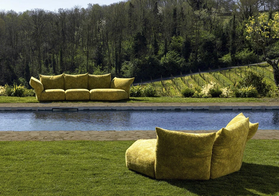 Sofá Standard Outdoor, visto de frente e de costas, no tecido Every Stone amarelo.