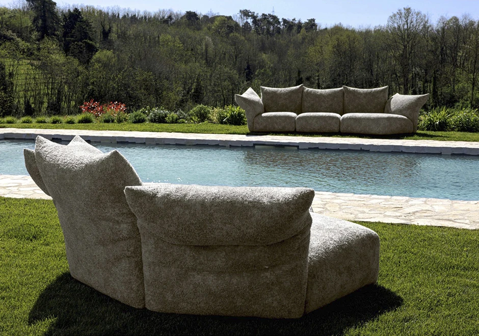 Sofá Standard Outdoor, visto de frente e de costas.
