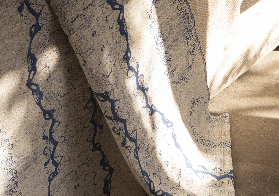 O tecido Amazônia da Fio, da Coleção Biomas, com tingimento manual, proporciona um efeito orgânico com variações ricas em texturas. Nas cores azul e cru.