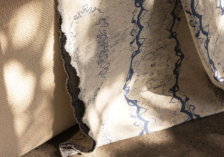 O tecido Amazônia da Fio, da Coleção Biomas, com tingimento manual, proporciona um efeito orgânico com variações ricas em texturas. Nas cores azul e cru.