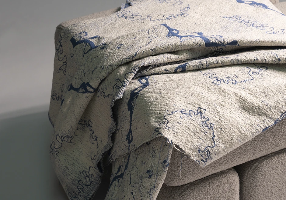 O tecido Amazônia da Fio, da Coleção Biomas, é uma homenagem à grandiosidade da floresta tropical brasileira. Nas cores azul e cru.