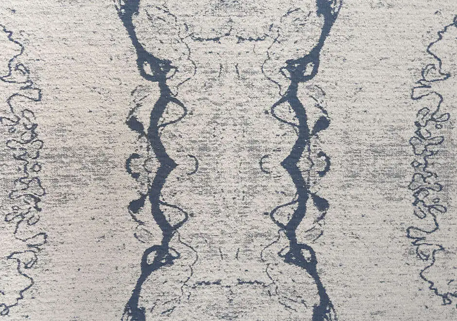 Detalhe do tecido Amazônia da Fio, da Coleção Biomas, nas cores azul e cru.