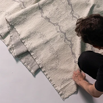 O tecido Amazônia da Fio, da Coleção Biomas, com tingimento manual, proporciona um efeito orgânico com variações ricas em texturas. Nas cores beige e cinza.