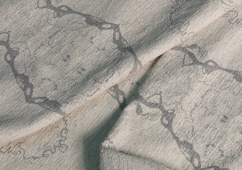 Ambientado, o tecido Amazônia da Fio, da Coleção Biomas, é uma homenagem à grandiosidade da floresta tropical brasileira. Nas cores beige e cinza.