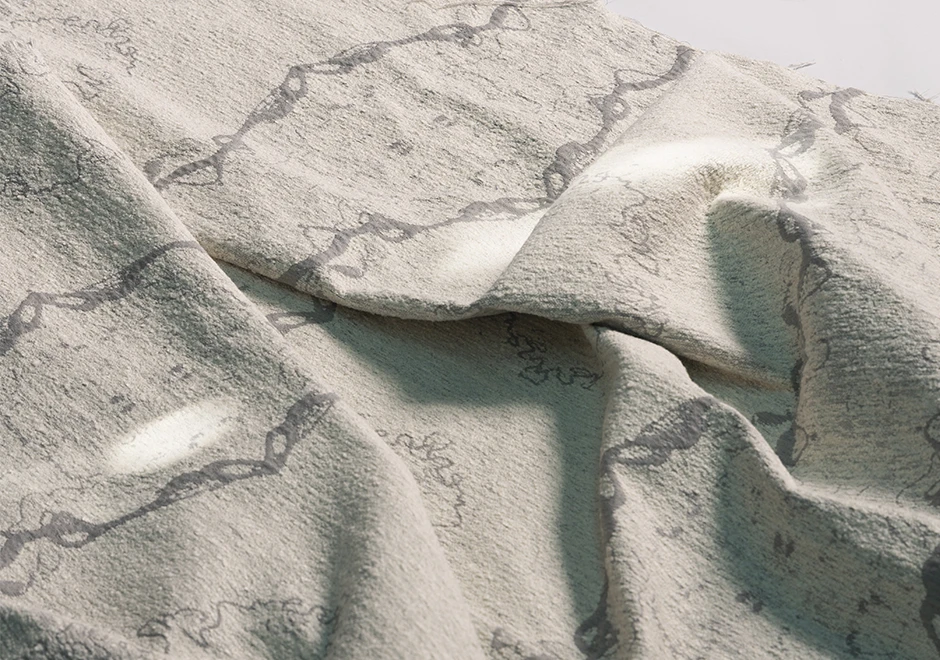 O tecido Amazônia da Fio, da Coleção Biomas, com tingimento manual, proporciona um efeito orgânico com variações ricas em texturas. Nas cores beige e cinza.