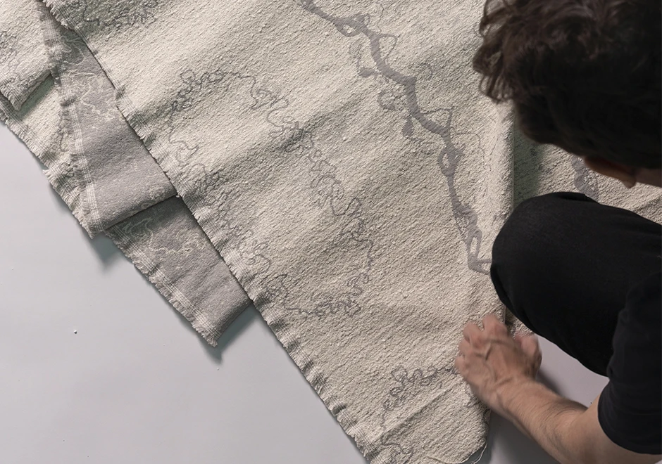 O tecido Amazônia da Fio, da Coleção Biomas, com tingimento manual, proporciona um efeito orgânico com variações ricas em texturas. Nas cores beige e cinza.