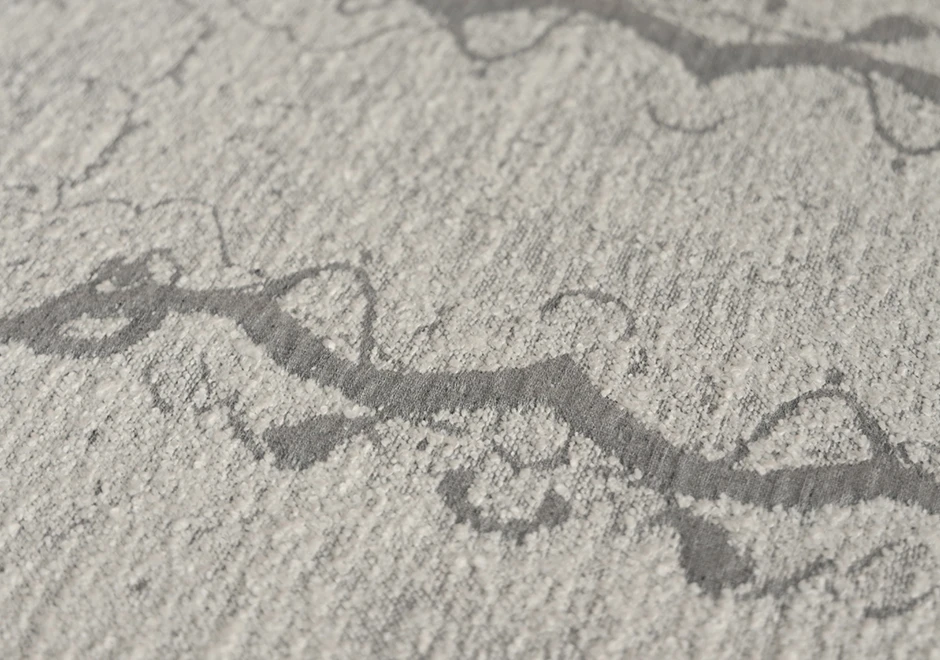 Detalhe do tecido Amazônia da Fio, da Coleção Biomas, nas cores beige e cinza.