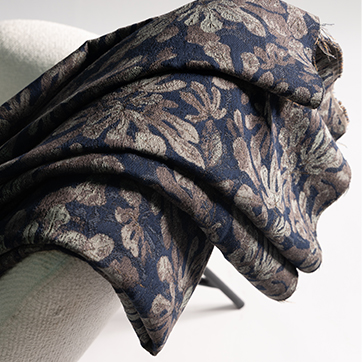 O jacquard do tecido Mata Atlântica da Fio, da Coleção Biomas, tem tingimento manual que cria um efeito orgânico. Em azul.