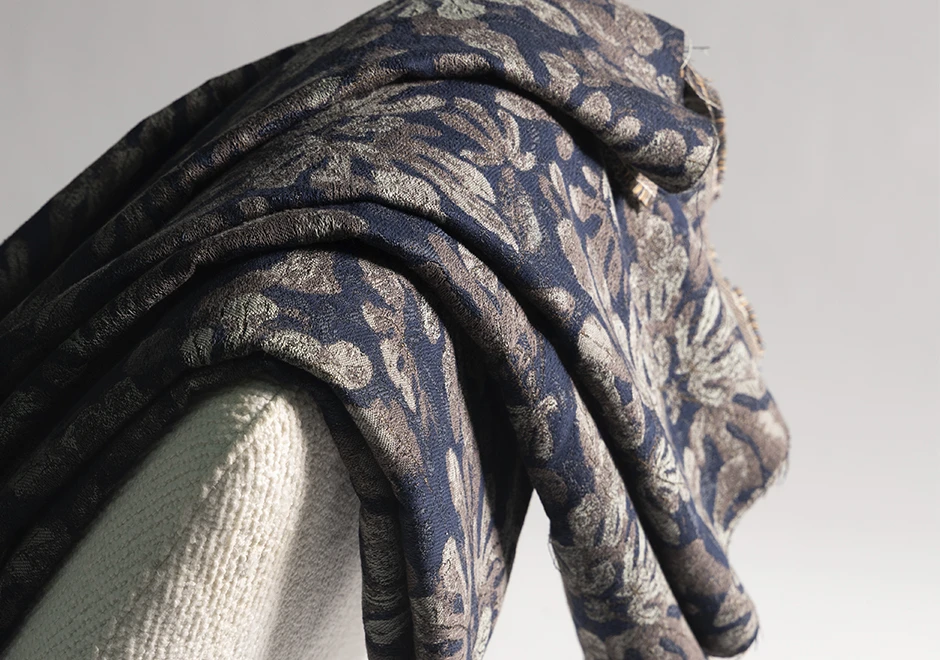 A paleta de cores do tecido Mata Atlântica da Fio, da Coleção Biomas evoca a harmonia da Mata Atlântica, trazendo equilíbrio entre tons suaves e profundos. Em azul.