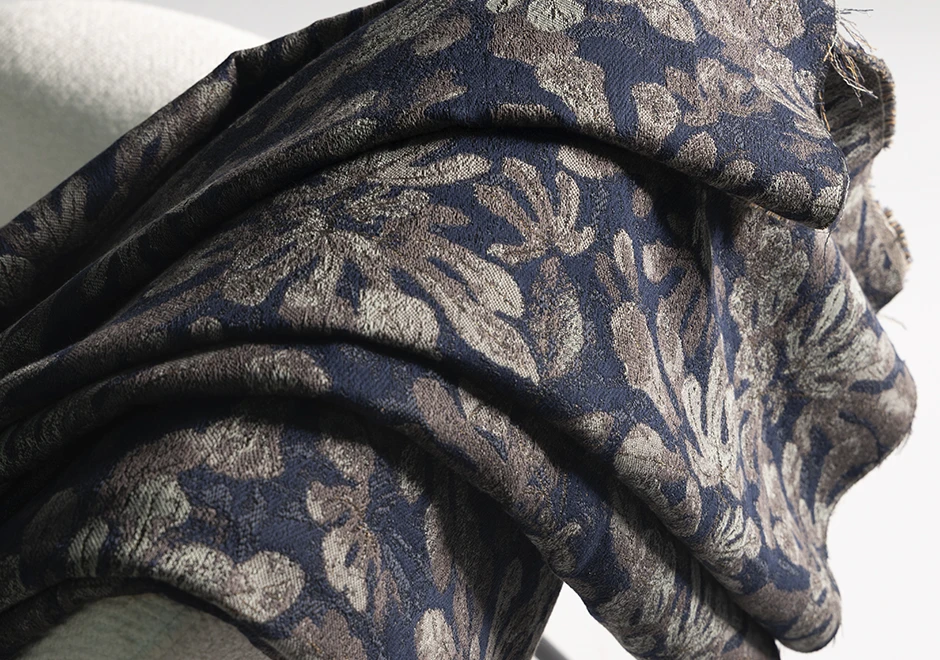 O jacquard do tecido Mata Atlântica da Fio, da Coleção Biomas, tem tingimento manual que cria um efeito orgânico. Em azul.