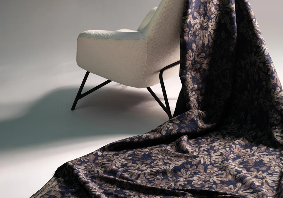 Poltrona e tecido Mata Atlântica da Fio, da Coleção Biomas, em azul.