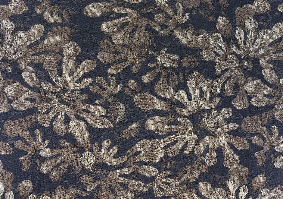 Detalhe do tecido Mata Atlântica da Fio, da Coleção Biomas, que reflete a diversidade e a exuberância da floresta tropical. Azul.