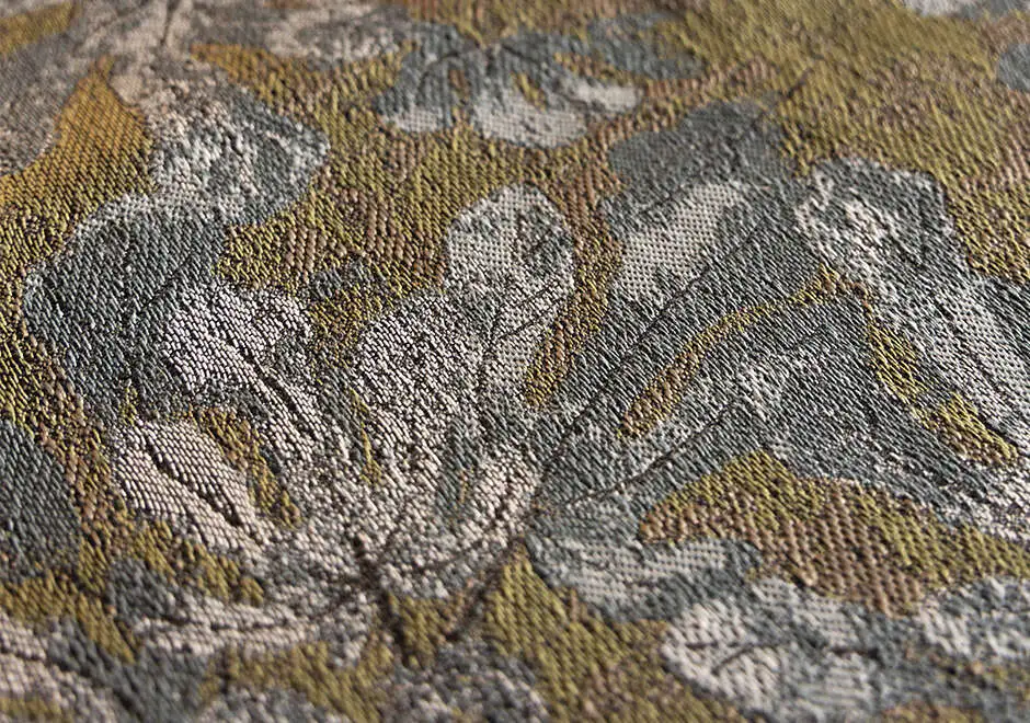 Detalhe do jacquard do tecido Mata Atlântica da Fio, da Coleção Biomas, com tingimento manual cria um efeito orgânico, com nuances de textura que remetem à riqueza natural do bioma. Cor verde.