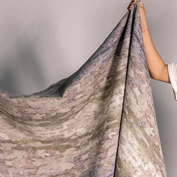 O jacquard do tecido Pampas da Fio, da Coleção Biomasde tingimento manual, traz uma textura rica e um efeito natural que remete à paisagem suave e contínua da região.