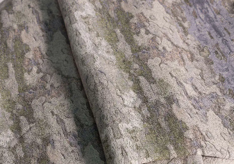 Detalhe do jacquard do tecido Pampas da Fio, da Coleção Biomasde tingimento manual, traz uma textura rica e um efeito natural que remete à paisagem suave e contínua da região.