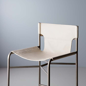 Detalhe banqueta Bruta em couro off white.