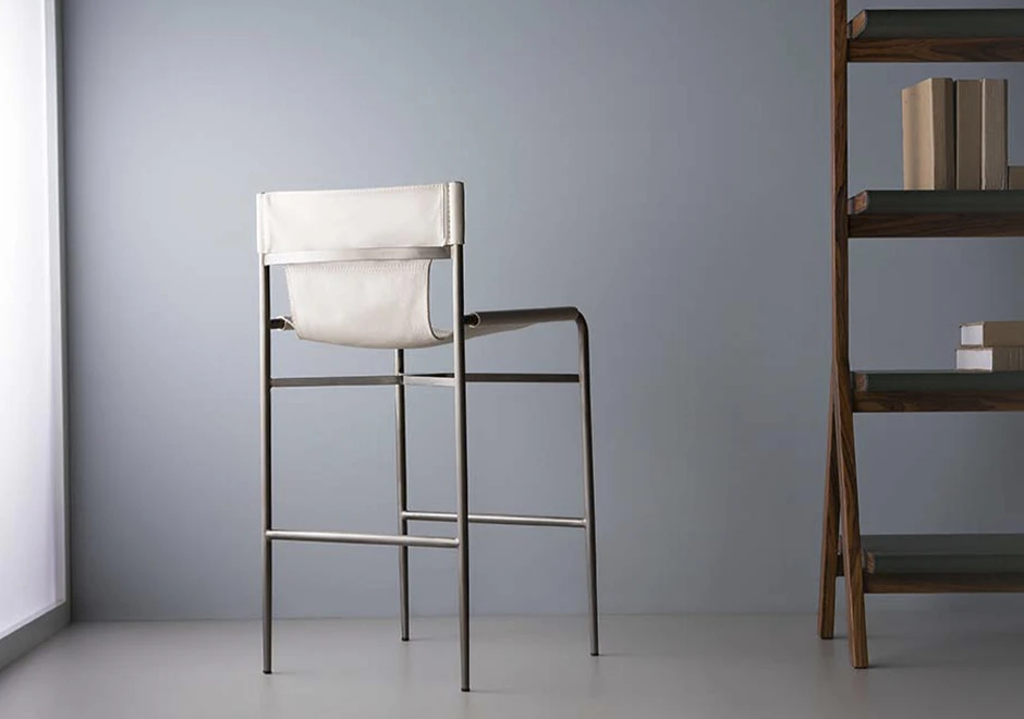 Vista de trás da banqueta Bruta em couro off white.