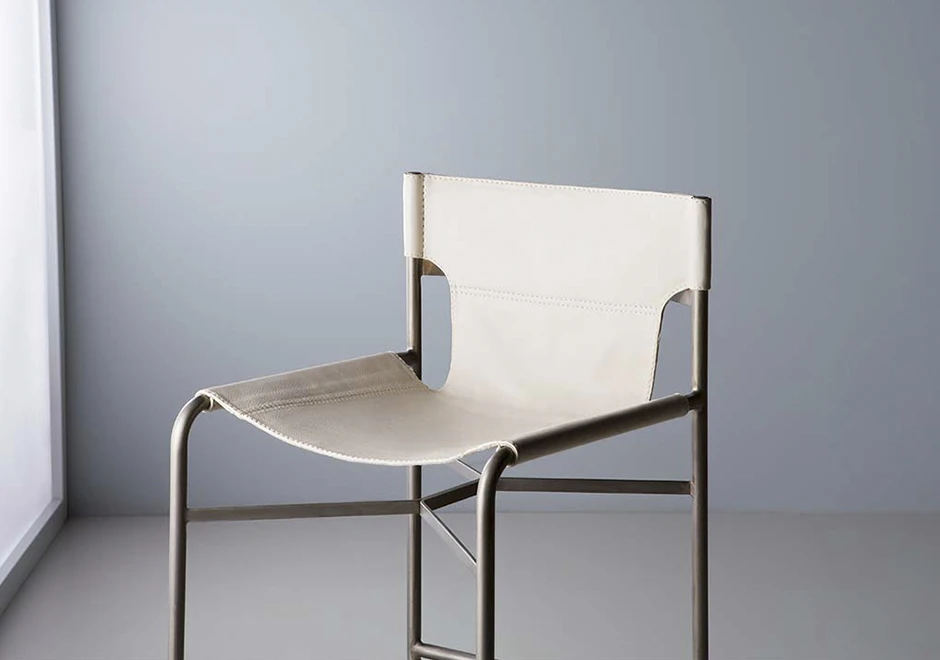 Detalhe banqueta Bruta em couro off white.