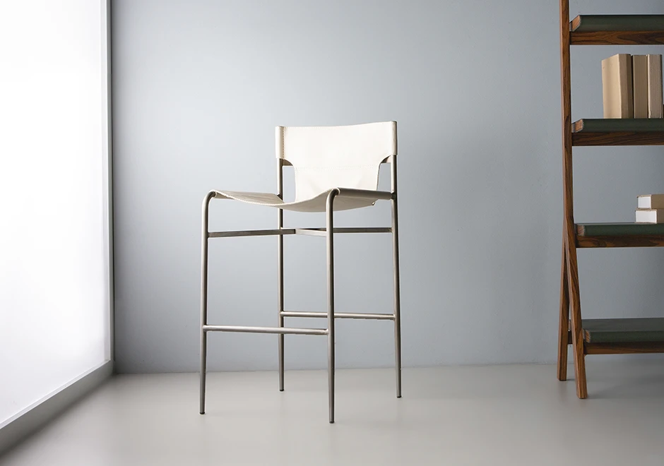 Banqueta Bruta em couro off white.