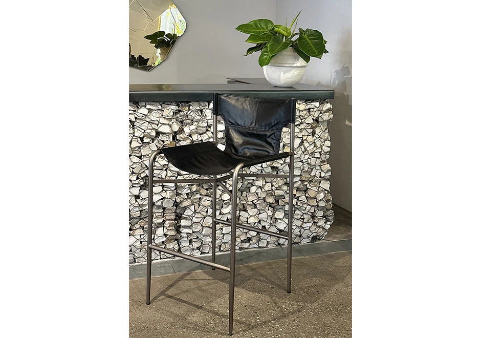 No bar, Ba banqueta Bruta em couro off white.