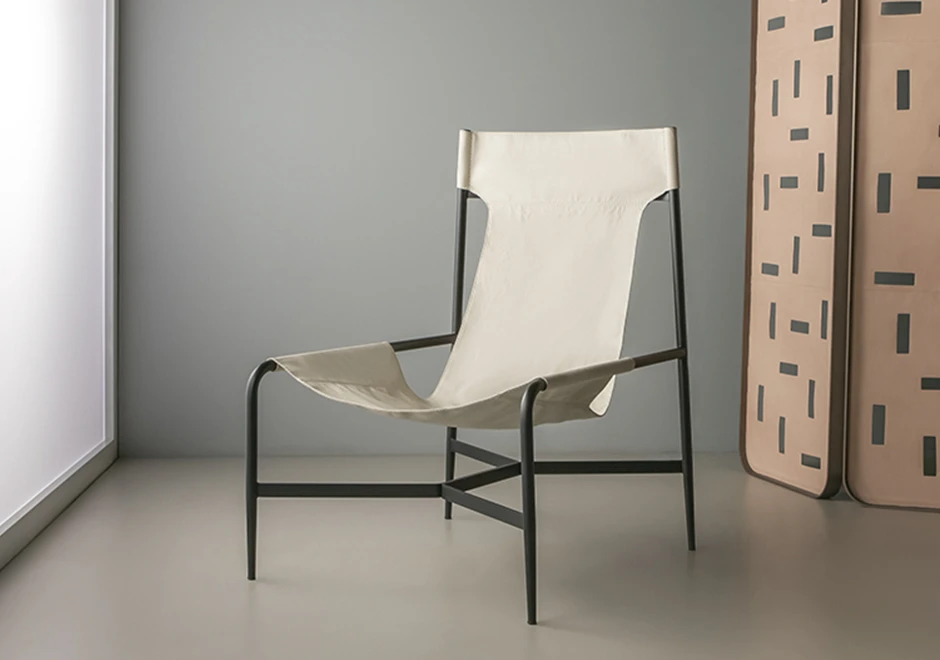 Poltrona Bruta com encosto alto estofada em couro off white.