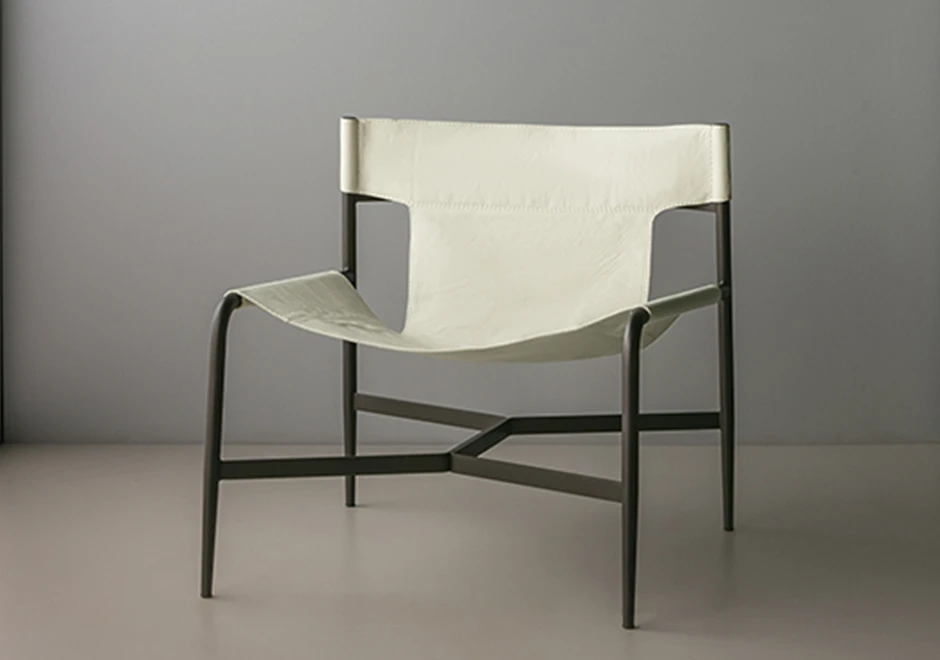 Poltrona Bruta estofada em couro off white.