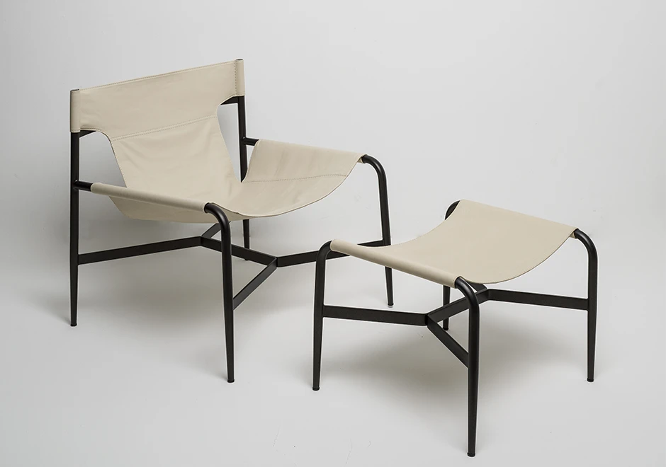 Poltrona Bruta estofada em couro off white.