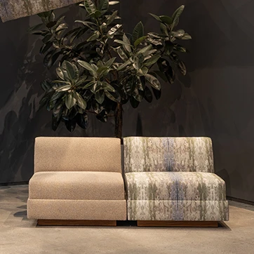 Duas poltronas Canvas, ambas em tecido coleção Biomas.