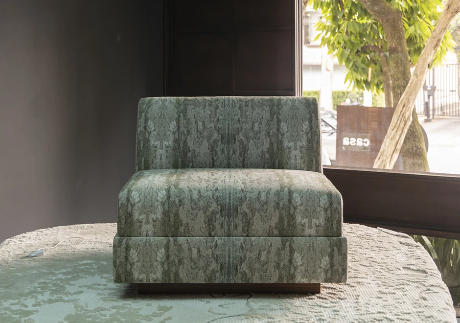 Vista frontal da poltrona Canvas em tecido jacquard.