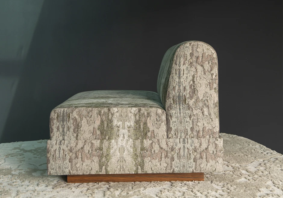 Vista lateral da poltrona Canvas em tecido jacquard.